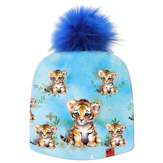 Bonnet Ben pour enfants avec des bébés tigres et de petites fleurs sur un fond bleu ciel. Il est sublimé par son pompon blanc.
