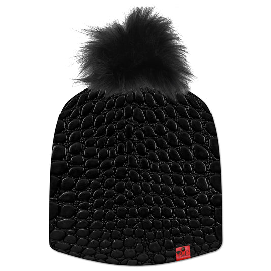 Bonnet Black Croco pour hommes et femmes avec des motif de peau de crocodile noir et son pompon oursin en fourrure synthétique pour le sublimer.