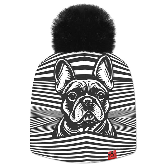 Bonnet Brad pour enfants, avec son imprimé à rayures entouré de petits bulldog et son pompon en fourrure synthétique noir pour le sublimer.