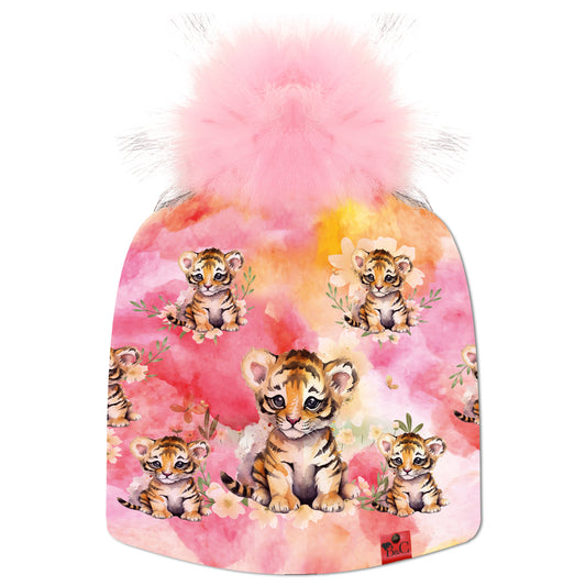 Bonnet Britney pour enfants avec des petits bébés tigres sur un fond rose orangé pale et son pompon Multicolore RGBO en fourrure synthétique pour une touche de sobriété.