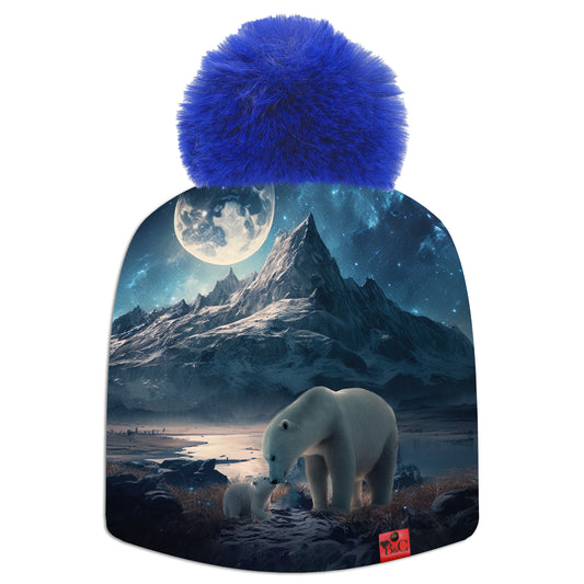 Bonnet Bruce pour enfants avec un décor de coucher de lune sur une montagne et au premier plan un ours polaire adulte et son bébé. Le bonnet est accompagné de son pompon Navy en fourrure synthétique.