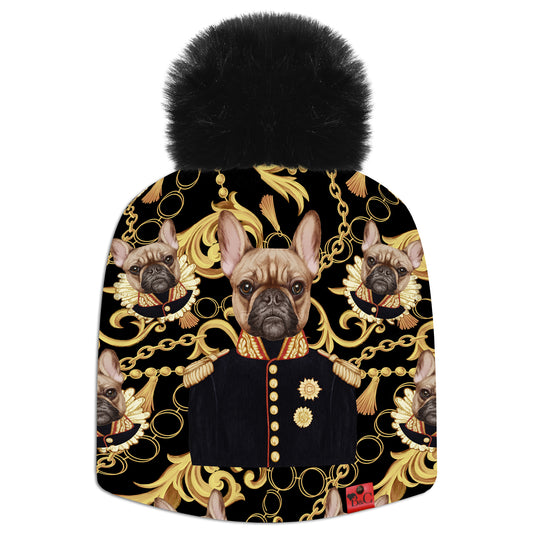 Bonnet Caesar pour enfants avec des carlins entouré de chaines en or et son pompon en fourrure synthétique noir pour une touche de classe.