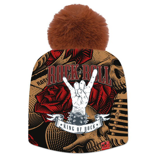 Bonnet Chris pour hommes et femmes, avec un motif de tête de mort et de rose rouge, et l'inscription Rock & Roll en rouge. Il est accompagné de son pompon Ecureuil en fourrure synthétique et son étiquette en cuir rouge signée Beanie and Clyde.