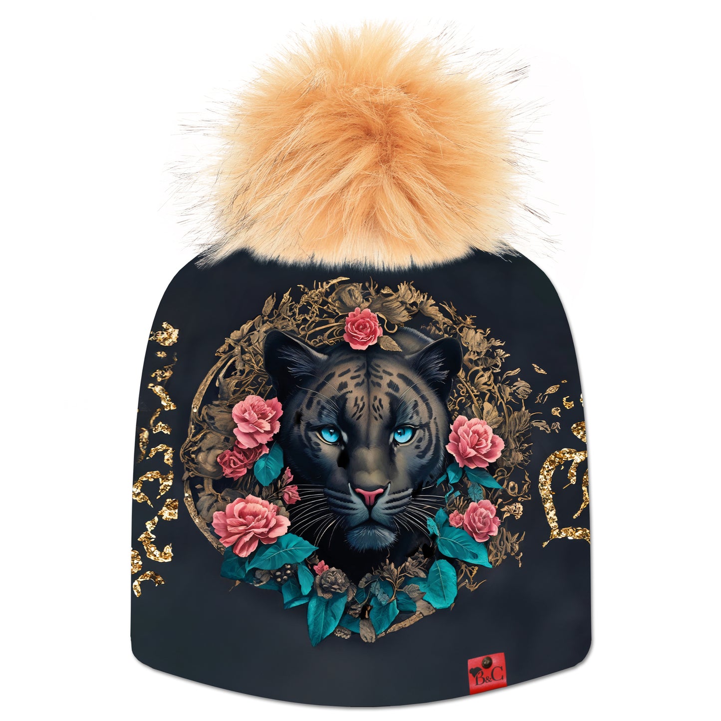 Bonnet Cleopatra pour enfants avec un motif de tête de panthère noire entouré d'une couronne de rose et de feuilles et des motifs dorés. Le bonnet est accompagné de son pompon Fouine en fourrure synthétique et son étiquette en cuir rouge signée Beanie and Clyde.