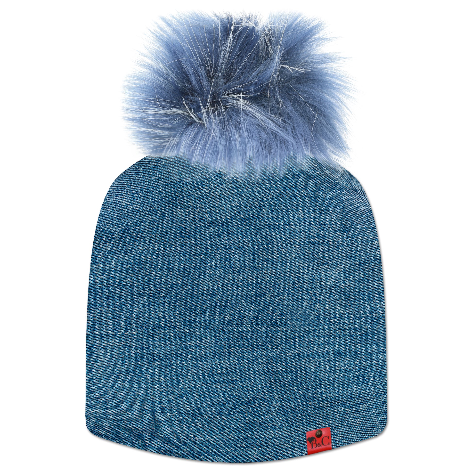 Bonnet Diesel pour hommes et femmes  avec un motif en jean et son pompon Bleu Fumée en fourrure synthétique, accompagné de son étiquette en cuir rouge signée Beanie and Clyde.
