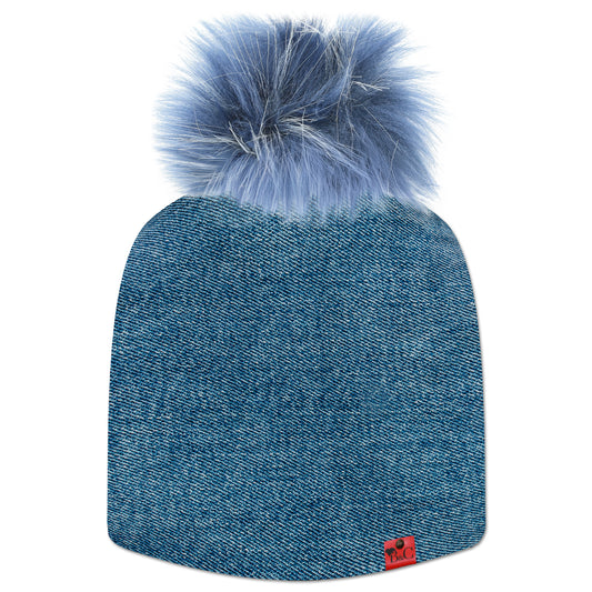 Bonnet Diesel pour hommes et femmes  avec un motif en jean et son pompon Bleu Fumée en fourrure synthétique, accompagné de son étiquette en cuir rouge signée Beanie and Clyde.