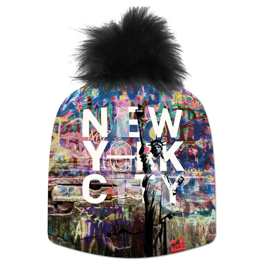 Bonnet Donald pour hommes et femmes avec un motif coloré, la statue de la liberté et écrit "New York City". Le bonnet est accompagné de son pompon Oursin en fourrure synthétique  et son étiquette en cuir rouge signée Beanie and Clyde.