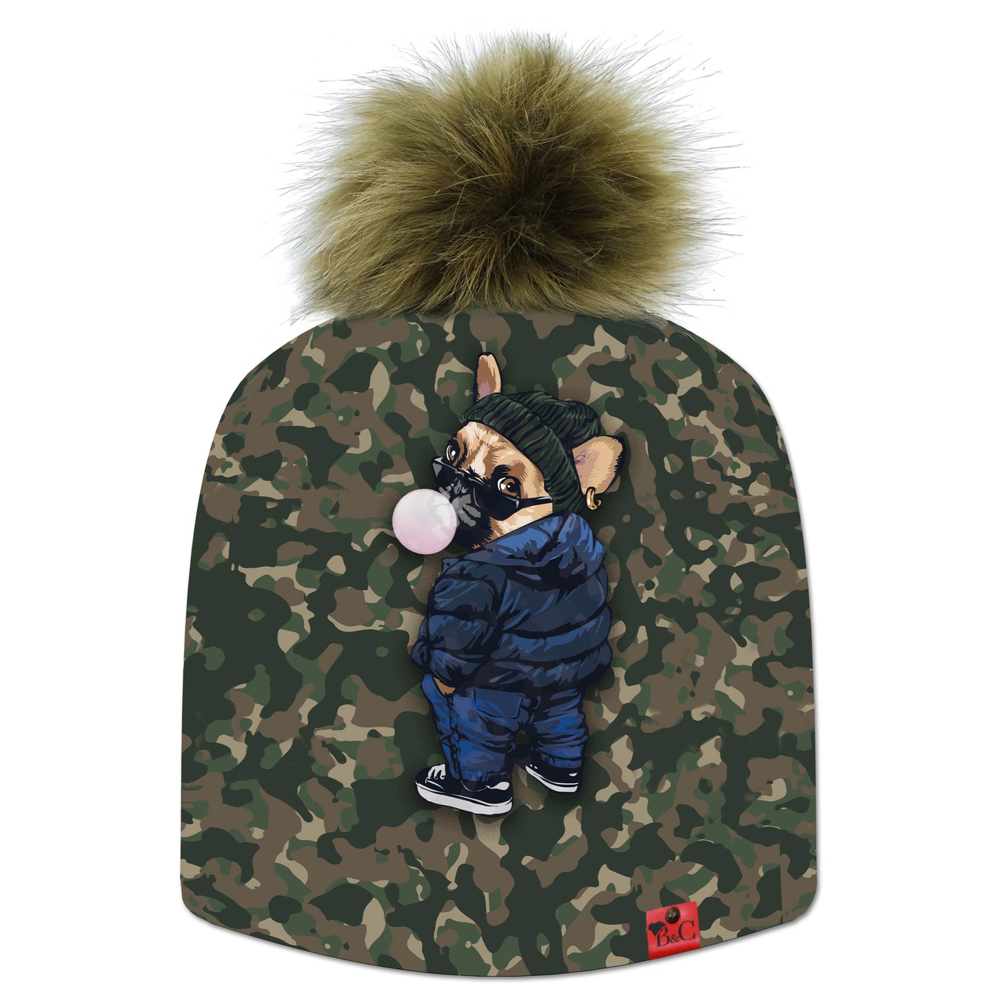 Bonnet Elon pour enfants avec un motif militaire et des petits carlins habillé en streatwear, accompagné de son pompon Army en fourrure synthétique et son étiquette en cuir rouge signée Beanie and Clyde.