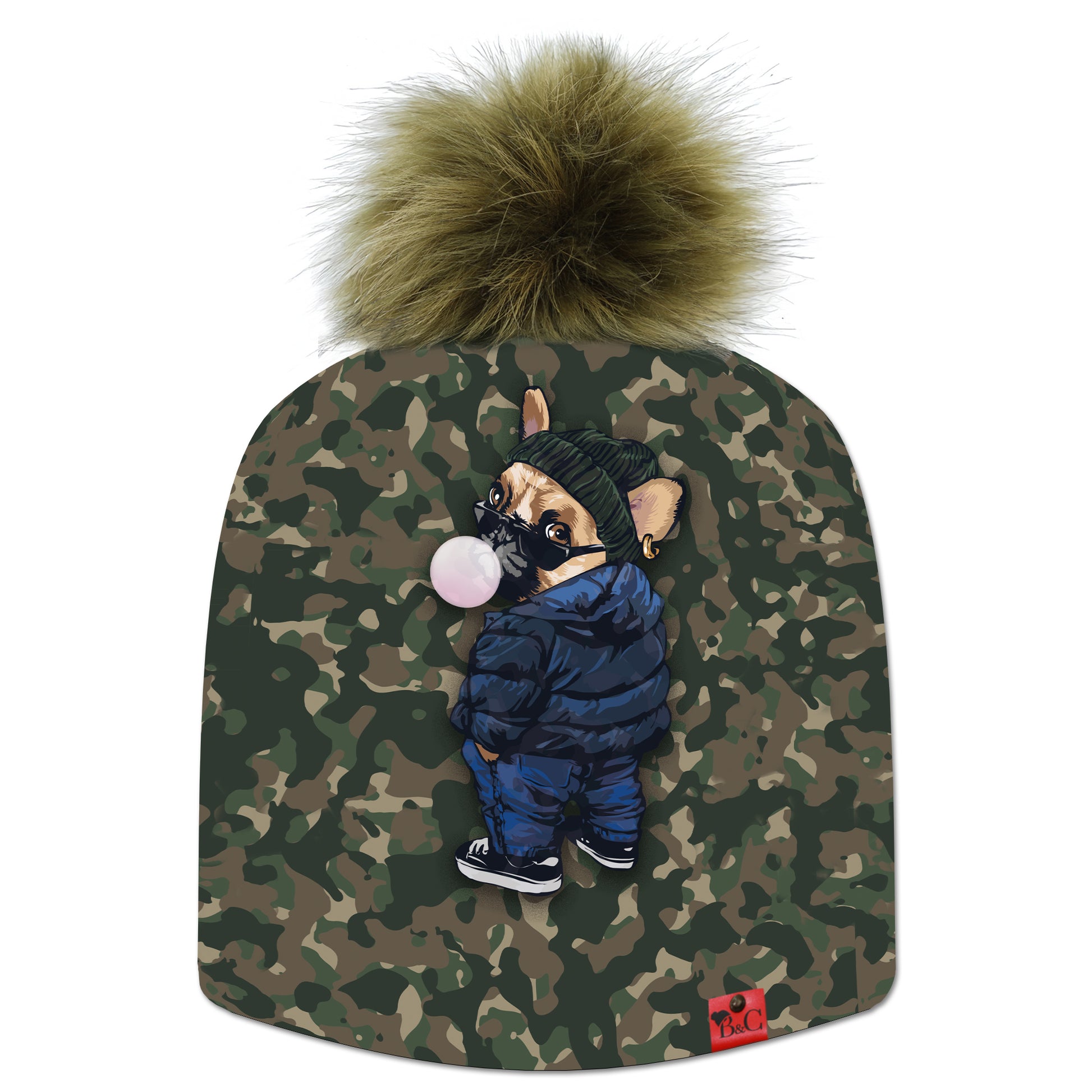 Bonnet Elon pour femmes avec un motif militaire et des petits carlins habillé en streatwear, accompagné de son pompon Army en fourrure synthétique et son étiquette en cuir rouge signée Beanie and Clyde.