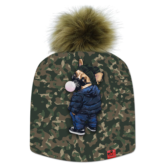 Bonnet Elon pour femmes avec un motif militaire et des petits carlins habillé en streatwear, accompagné de son pompon Army en fourrure synthétique et son étiquette en cuir rouge signée Beanie and Clyde.