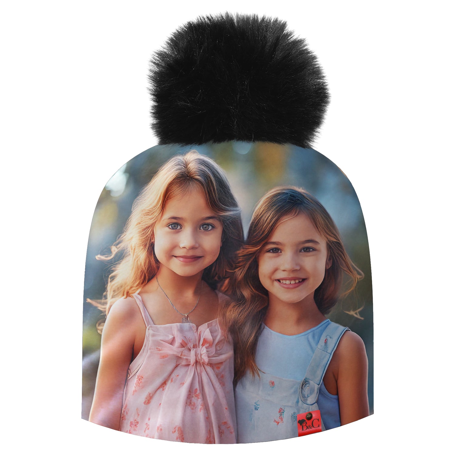 Bonnet de chez Beanie and Clyde avec imprimé dessus deux fillettes qui sourient.