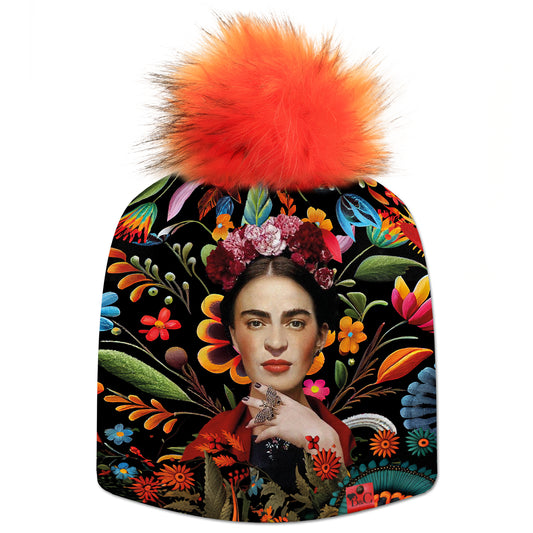 Bonnet Frida pour femmes, avec motif Frida Kahlo sur un fond fleuri très coloré et accompagné de son pompon Renard en fourrure synthétique et son étiquette en cuir rouge signée Beanie and Clyde.