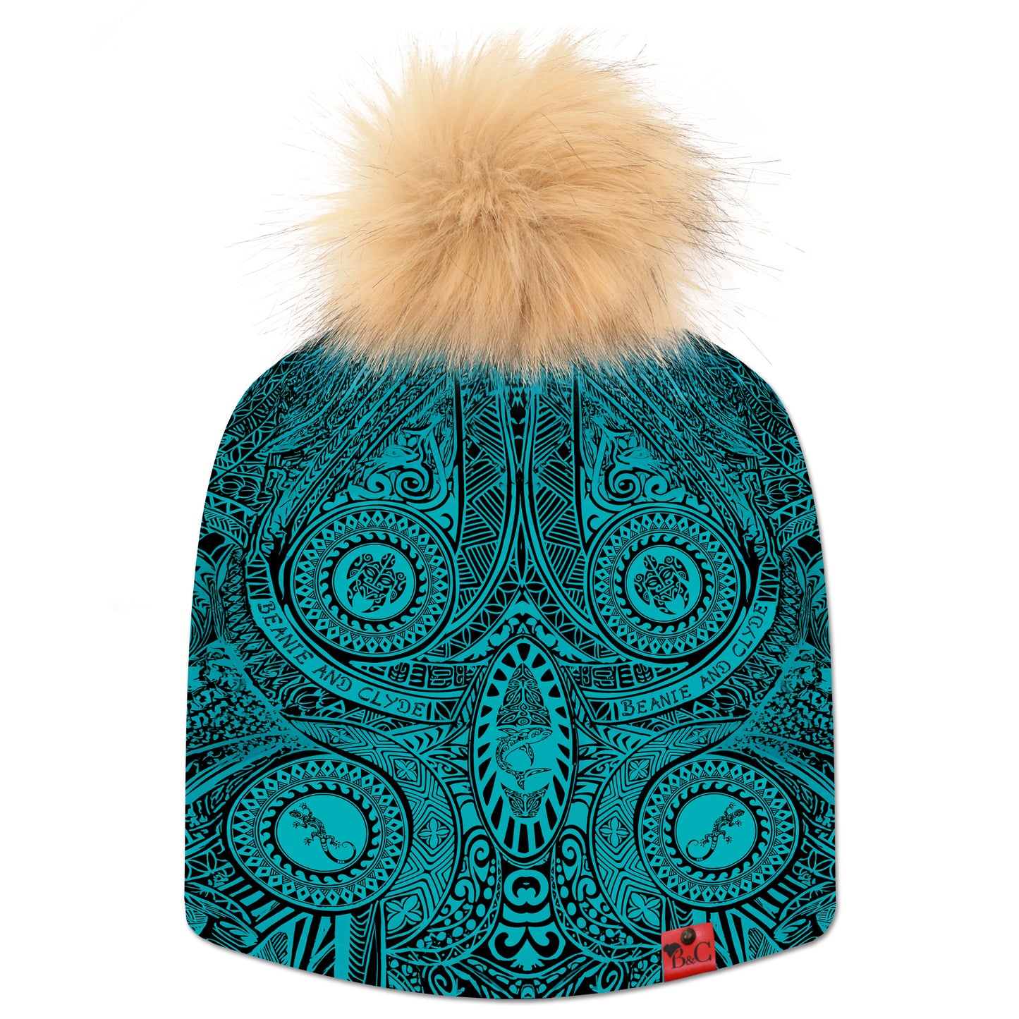 Bonnet Hamilton pour enfants, orné de motifs d’inspiration maorie et polynésienne en bleu azur et noir. Il est surmonté d’un pompon Sésame en fourrure synthétique et signé d’une étiquette en cuir rouge Beanie & Clyde.