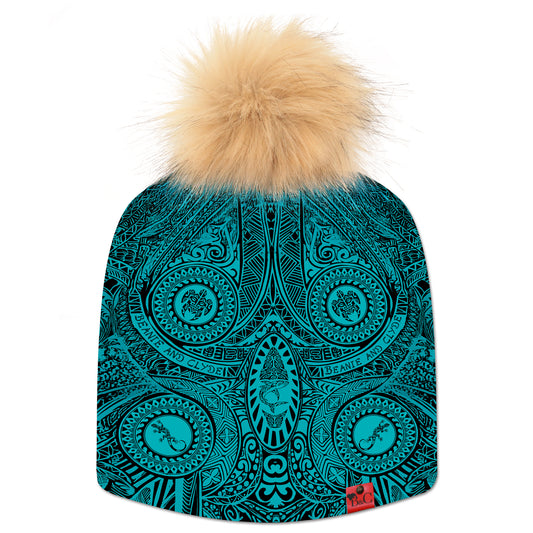 Bonnet Hamilton pour enfants, orné de motifs d’inspiration maorie et polynésienne en bleu azur et noir. Il est surmonté d’un pompon Sésame en fourrure synthétique et signé d’une étiquette en cuir rouge Beanie & Clyde.