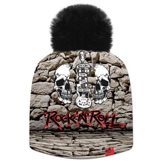 Bonnet Harrison pour hommes et femmes avec un motif de deux têtes de morts  à moitié visibles avec au milieu une guitare. En dessous il y a l'inscription "Rock'n'Roll" en rouge et noir, le dessin est sur un fond en motif de brique. Le bonnet est accompagné de son pompon en fourrure synthétique noir et de son étiquette en cuir rouge signée Beanie and Clyde.