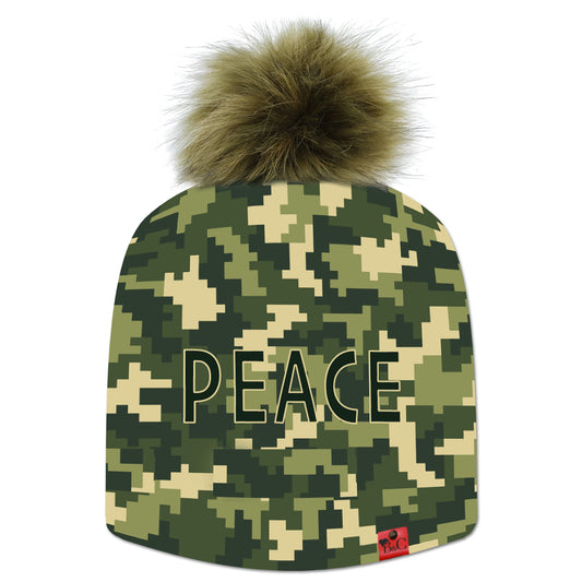 Bonnet Harry pour enfants, un beau motif militaire géométrique, avec l'inscription "PEACE" au milieu. Il est accompagné de son pompon Army en fourrure synthétique et de son étiquette en cuir rouge signée Beanie and Clyde.