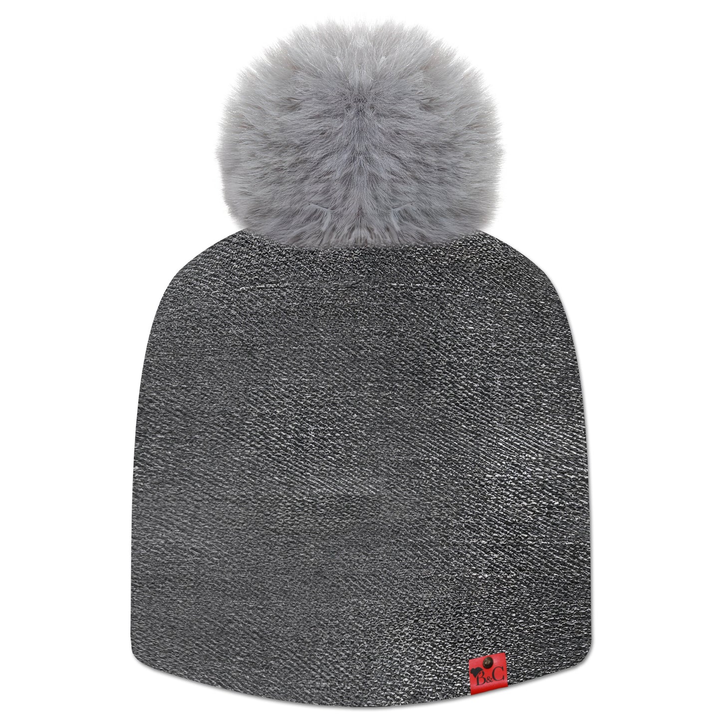 Bonnet Jeanius pour hommes et femmes, avec un imprimé en imitation jean noir délavé. Il est accompagné de son pompon Gris souris en synthétique et de son étiquette en cuir rouge signée Beanie and Clyde.