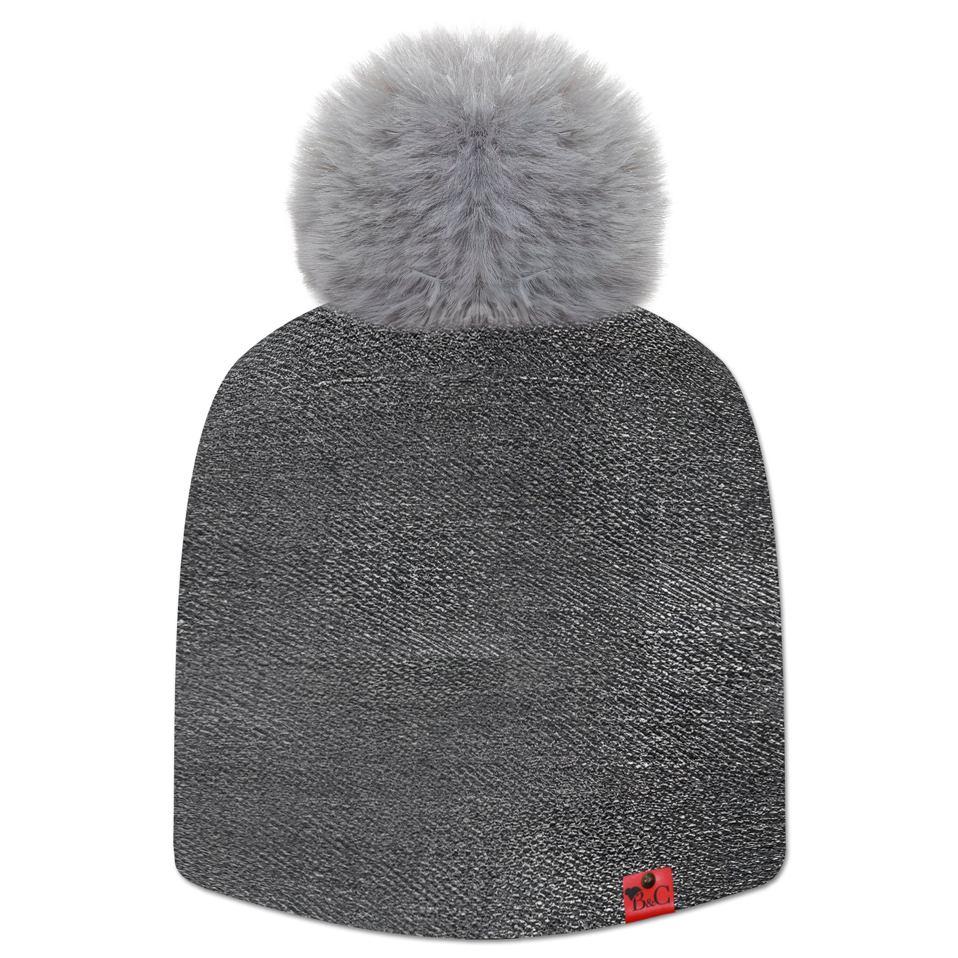 Bonnet Jeanius pour hommes et femmes, avec un imprimé en imitation jean noir délavé. Il est accompagné de son pompon Gris souris en synthétique et de son étiquette en cuir rouge signée Beanie and Clyde.