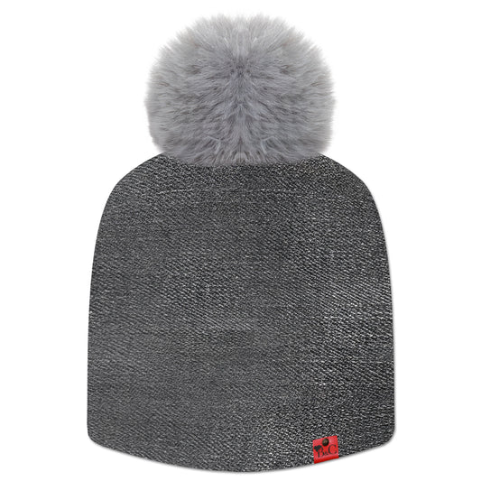 Bonnet Jeanius pour hommes et femmes, avec un imprimé en imitation jean noir délavé. Il est accompagné de son pompon Gris souris en synthétique et de son étiquette en cuir rouge signée Beanie and Clyde.