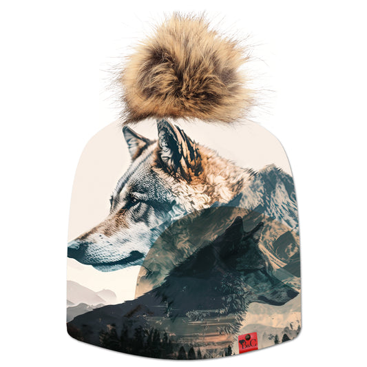 Bonnet Julius pour enfants, son imprimé sauvage représentants des loups, la montagne et la forêt ajouteront une touche d'aventure à votre tenue. Il est sublimé par son pompon Marmotte en synthétique et de son étiquette en cuir rouge signée Beanie and Clyde.