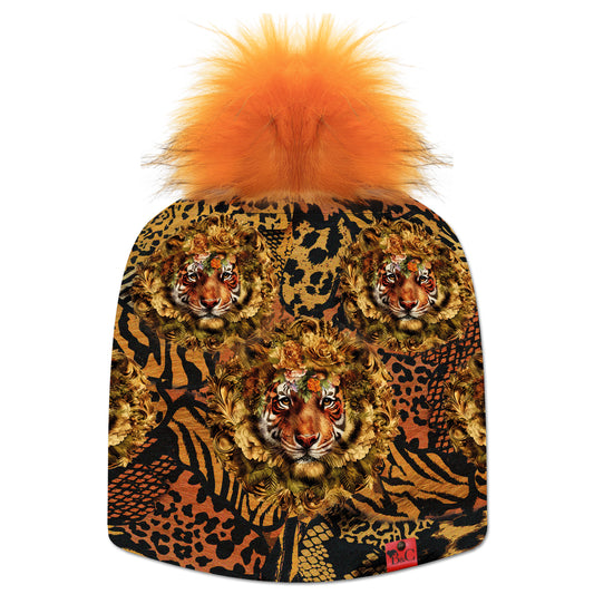 Bonnet Kennedy pour femmes, son imprimé à tête de tigre ajoutera de l'exotisme à votre tenue. Il est sublimé par son pompon Ocre en synthétique et son étiquette en cuir rouge signée Beanie and clyde.