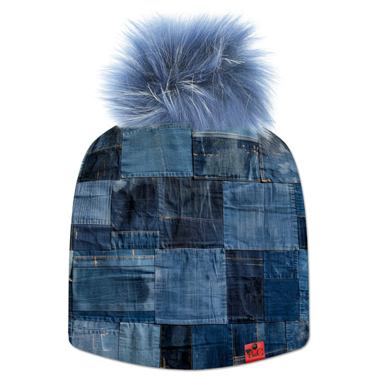Bonnet Lincoln pour hommes et femmes, son imprimé en patchwork de jeans offrira à votre tenue un côté cool et décontracté. Il est sublimé par son pompon Stone Washed en synthétique et de son étiquette en cuir rouge signée Beanie and Clyde.