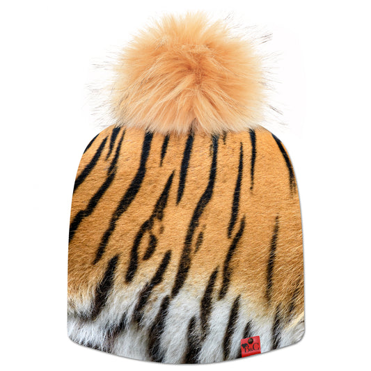 Bonnet Mandela pour hommes et femmes, plongez au coeur de la savane avec cet imprimé tigre. Sublimé par son pompon Fouine en synthétique et de son étiquette en cuir rouge signée Beanie and Clyde.