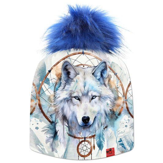 Bonnet Monroe pour enfants, inspiré d'un style nordique, il arbore trois têtes de loups sur un paysage glacial. Son pompon Denim en synthétique apporte une touche de sobriété et son étiquette en cuir rouge signée Beanie and Clyde le sublime.