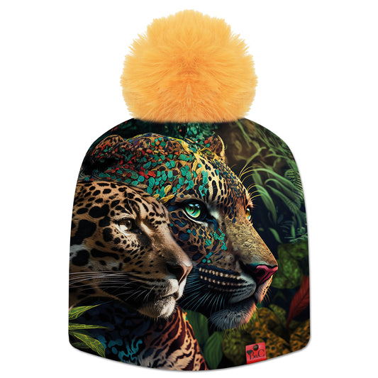 Bonnet Pablo pour enfants, avec son paysage de jungle mettant en avant deux leopards colorés. Il est sublimé par son pompon Jaune Banane en synthétique et de son étiquette en cuir rouge signée Beanie and Clyde.