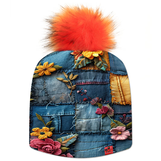 Bonnet Patch Homme Femme, son imprimé patchwork en jean avec des motifs floraux ajouteront de la fraicheur à votre tenue. Son pompon Renard en synthétique vient donner une touche de sobriété et accompagné de son étiquette en cuir synthétique rouge signée Beanie and Clyde.