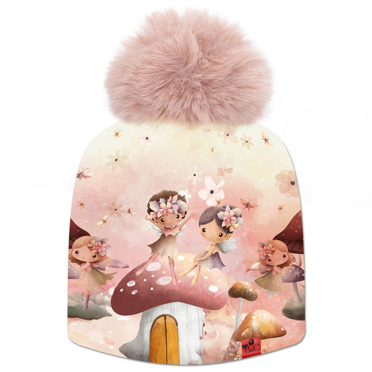 Bonnet Princess pour enfants, avec son imprimé votre enfant sera plongé dans un univers enchanté rempli de fées et de fleurs. Son pompon Nude en synthétique vient le sublimer ainsi que son étiquette en cuir synthétique rouge signée Beanie and Clyde.