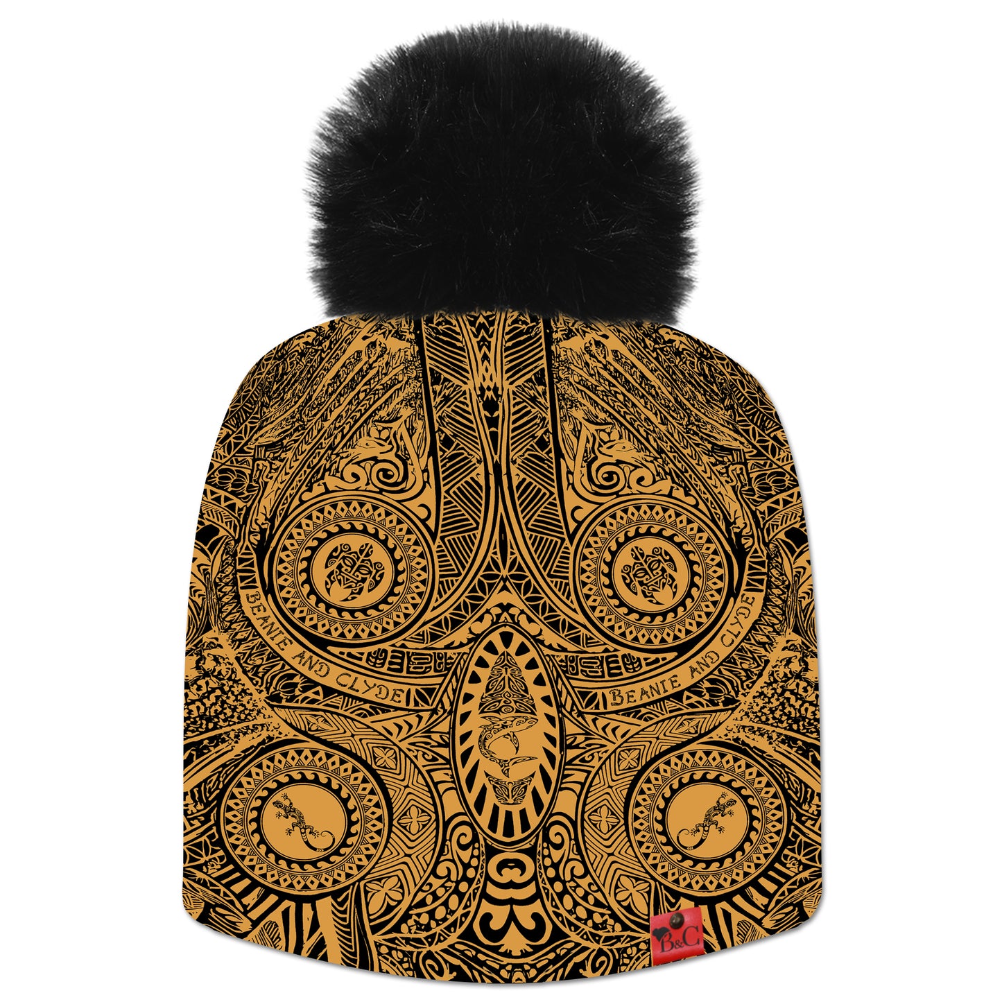 Bonnet Rangi pour enfants, orné de motifs d’inspiration maorie et polynésienne dans des tons champagne et noir. Il est surmonté d’un pompon Noir en fourrure synthétique, et rehaussé par l’étiquette en cuir rouge emblématique de Beanie & Clyde.