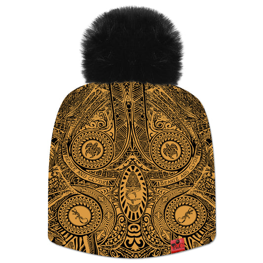 Bonnet Rangi pour hommes et femmes, orné de motifs d’inspiration maorie et polynésienne dans des tons champagne et noir. Il est surmonté d’un pompon Noir en fourrure synthétique, et rehaussé par l’étiquette en cuir rouge emblématique de Beanie & Clyde.