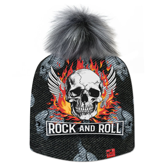 Bonnet Rock pour hommes et femmes, son imprimé audacieux avec un style rock'n'roll avec des motifs de têtes de mort entouré de flammes. Accompagné de son pompon Moufette Skunk en synthétique et de son étiquette en cuir synthétique rouge signée Beanie and Clyde.