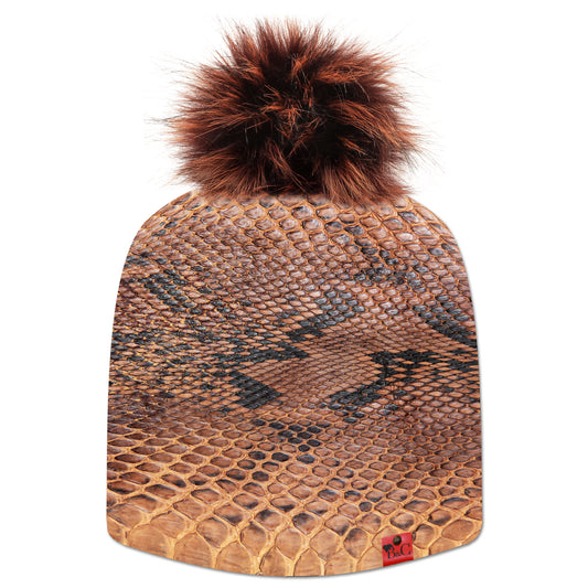 Bonnet Ronaldo pour hommes et femmes, avec un imprimé en peau de serpent, cela ajoutera un touche sauvage à votre tenue. Accompagné de son pompon Castor en synthétique et de son étiquette en cuir synthétique rouge signée Beanie and Clyde.