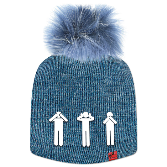 Bonnet Diesel pour hommes et femmes avec motif effet jean, pompon Bleu Fumée en fourrure synthétique, étiquette en cuir rouge signée Beanie and Clyde, et trois pictogrammes représentant les singes de la sagesse au premier plan.