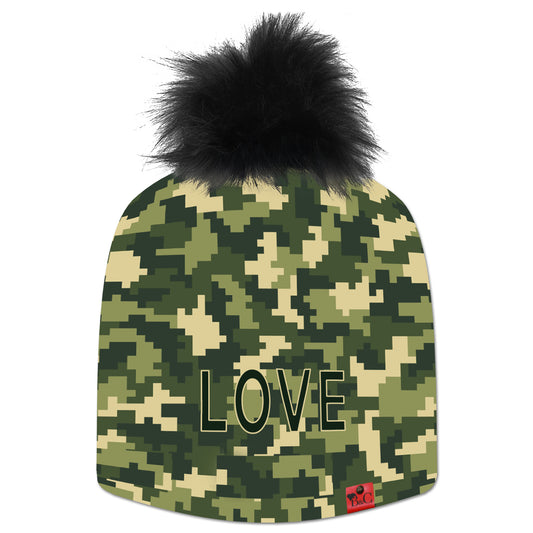 Bonnet Styles pour enfants avec un imprimé camouflage et l'inscription "LOVE". Sublimé par son pompon Oursin en synthétique et de son étiquette en cuir synthétique rouge signée Beanie and Clyde.