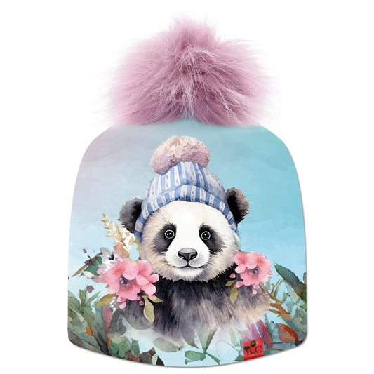 Bonnet Teresa pour enfants, avec des petits pandas dans un paysage floral. Sublimé par son pompon Pourpre en fourrure synthétique et de son étiquette en cuir synthétique rouge signée Beanie and Clyde.