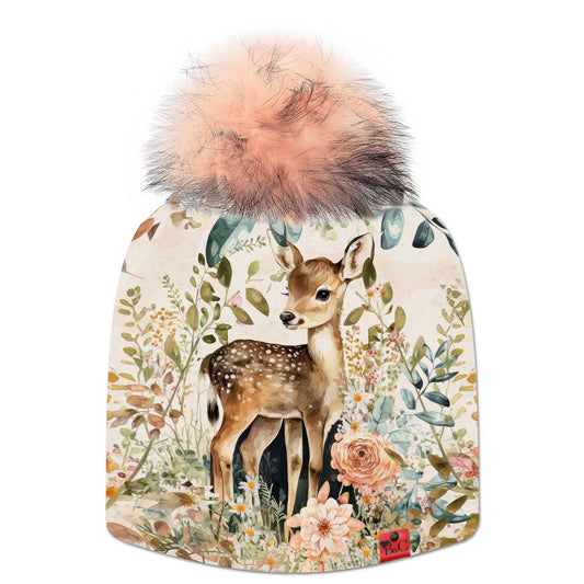 Bonnet Victoria pour enfants, plongez dans un univers enchanteur et fleuri avec une biche entouré de fleurs. Sublimé par son pompon Flamant Rose en fourrure synthétique et de son étiquette en cuir synthétique rouge signée Beanie and Clyde.