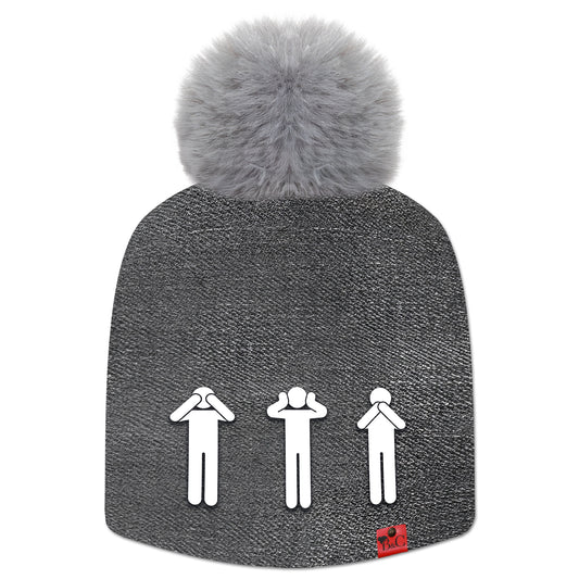 Bonnet Yoko pour enfants, habillé d’un motif effet jean noir délavé, surmonté d’un pompon gris en fourrure synthétique. Il est orné de l’étiquette en cuir rouge signée Beanie & Clyde, avec au premier plan trois pictogrammes représentant les singes de la sagesse : ne rien voir, ne rien entendre, ne rien dire.