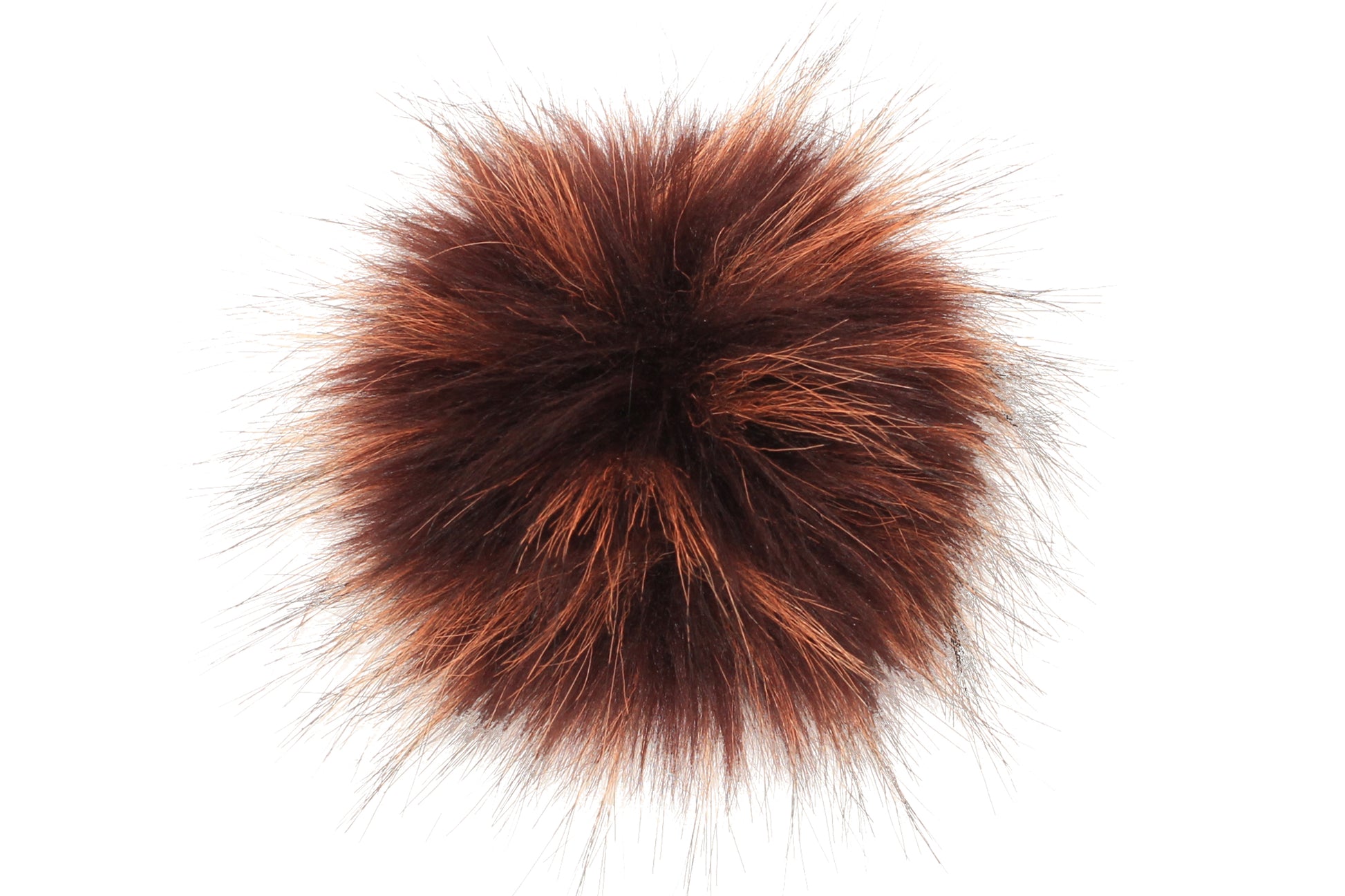 Un pompon aux teintes riches et chaleureuses, mélangeant des nuances de brun clair et de doré, inspirées de la fourrure du castor. Ce pompon apporte une touche de naturel et de confort, tout en offrant une note élégante et terreuse.