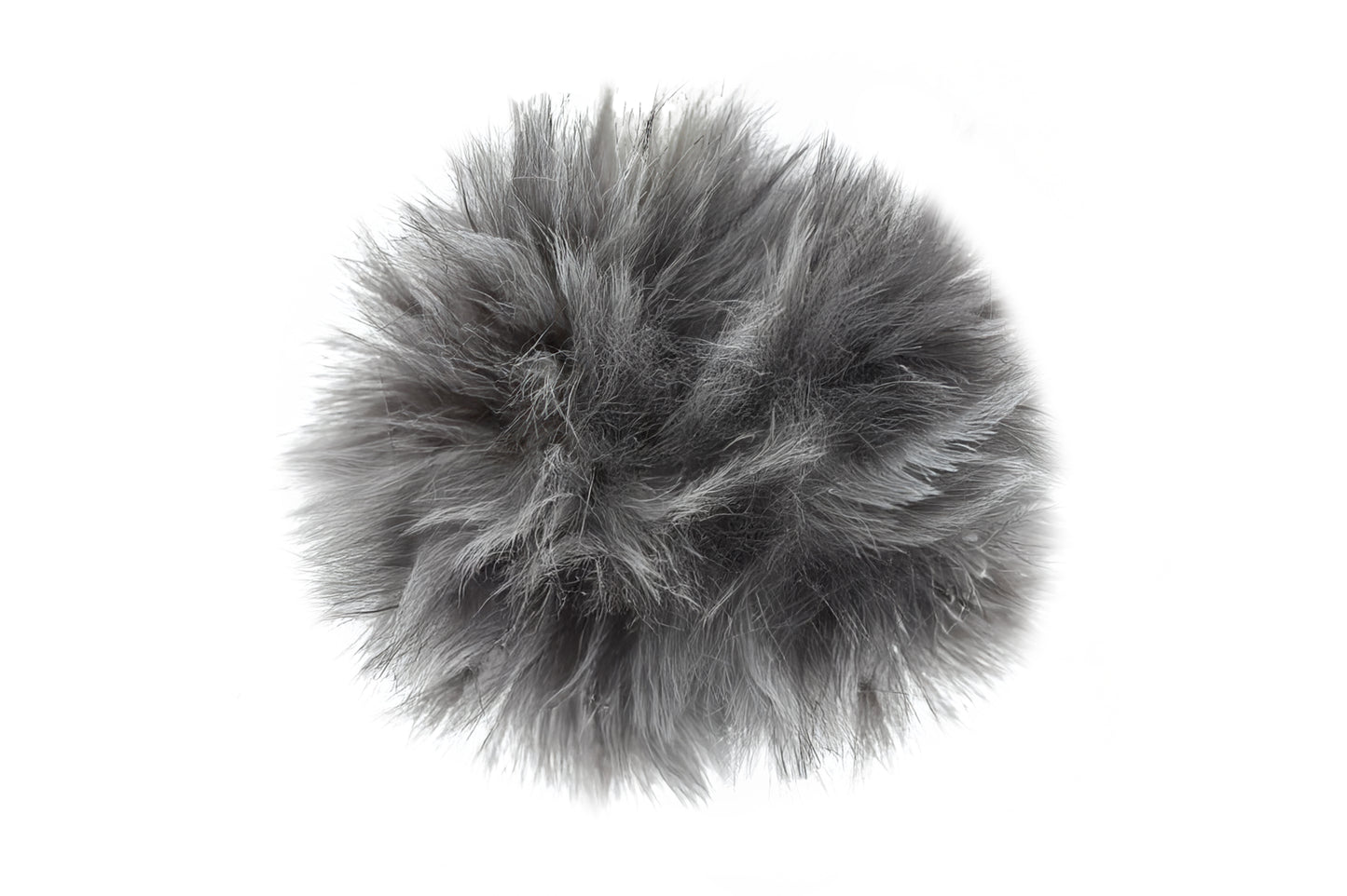 Un pompon aux teintes douces et nuancées de gris, avec des touches de beige, inspiré par la fourrure du raton laveur. Ce pompon apporte une sensation de douceur et de subtilité, parfait pour des créations discrètes et élégantes.