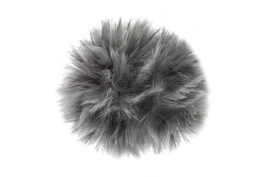Un pompon aux teintes douces et nuancées de gris, avec des touches de beige, inspiré par la fourrure du raton laveur. Ce pompon apporte une sensation de douceur et de subtilité, parfait pour des créations discrètes et élégantes.