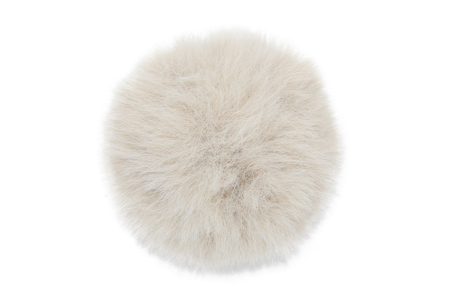 Pompon beige, dans une teinte douce et neutre, avec une texture moelleuse et raffinée, parfait pour un style naturel et intemporel.