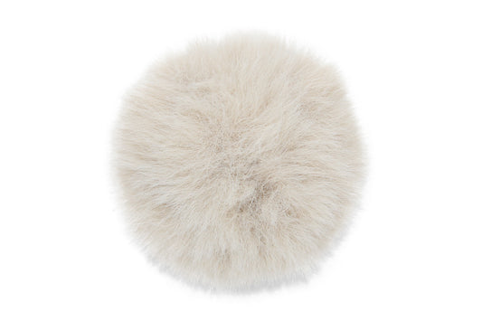 Pompon beige, dans une teinte douce et neutre, avec une texture moelleuse et raffinée, parfait pour un style naturel et intemporel.