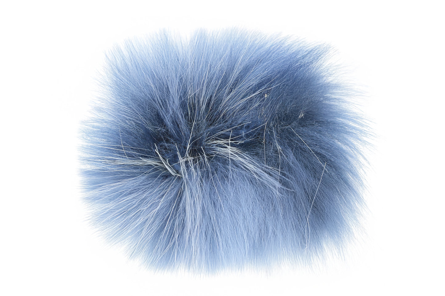 Un pompon aux nuances douces et apaisantes de bleu-gris, créant une atmosphère subtilement brumeuse. Ce pompon évoque la sérénité et la tranquillité, idéal pour ajouter une touche mystérieuse et élégante à vos accessoires.
