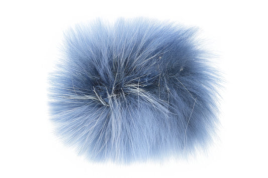 Un pompon aux nuances douces et apaisantes de bleu-gris, créant une atmosphère subtilement brumeuse. Ce pompon évoque la sérénité et la tranquillité, idéal pour ajouter une touche mystérieuse et élégante à vos accessoires.