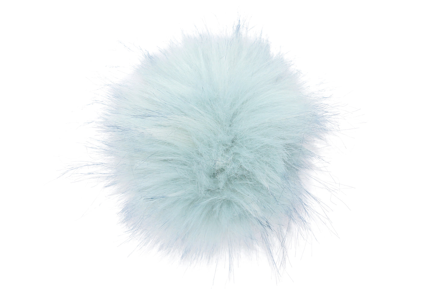 Un pompon dans un bleu pastel doux, presque poudré, créant une ambiance légère et aérienne. Ce pompon évoque la douceur et la fraîcheur, idéal pour apporter une touche de calme et de sérénité à vos accessoires ou vêtements.