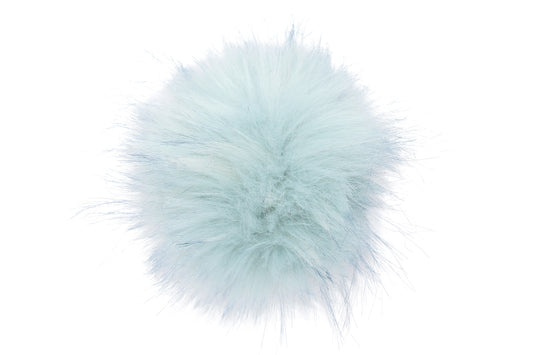 Un pompon dans un bleu pastel doux, presque poudré, créant une ambiance légère et aérienne. Ce pompon évoque la douceur et la fraîcheur, idéal pour apporter une touche de calme et de sérénité à vos accessoires ou vêtements.