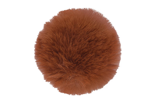 Pompon chataigne dans une teinte chaude et riche, rappelant les nuances automnales, avec une texture douce et duveteuse, parfait pour un style cosy et élégant.